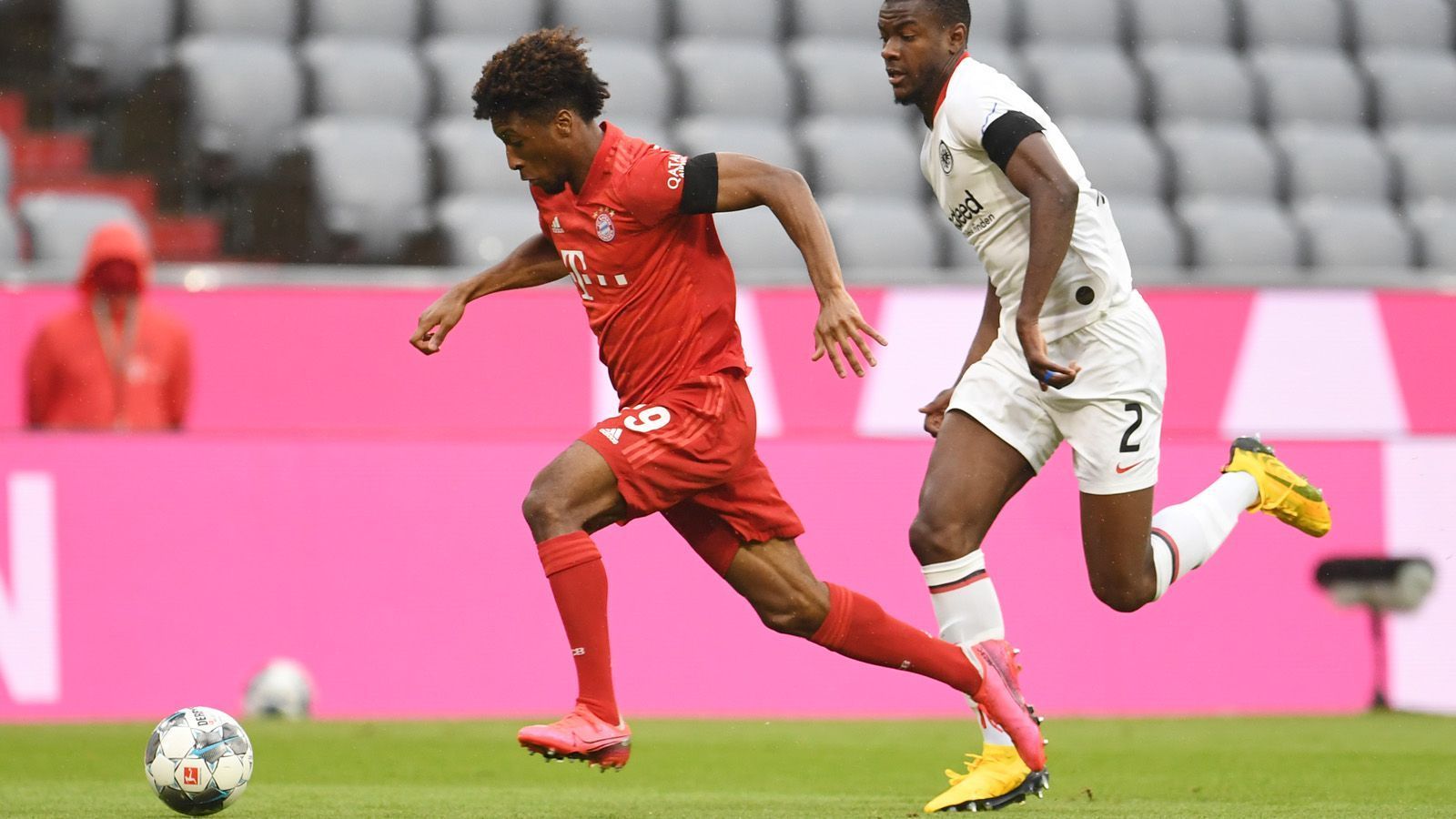 
                <strong>Kingsley Coman</strong><br>
                Ist auf dem rechten Flügel ein stetiger Unruheherd, bleibt aber in der ersten Halbzeit in seinen Aktionen oft glücklos. Das ändert sich direkt zu Beginn der zweiten Halbzeit, denn Coman bereitet Lewandowskis 3:0 mit einer mustergültigen Flanke vor. Agiert auch in der Folge sehr variabel und sorgt mit seinen Dribblings immer wieder für Gefahr. ran-Note: 2
              