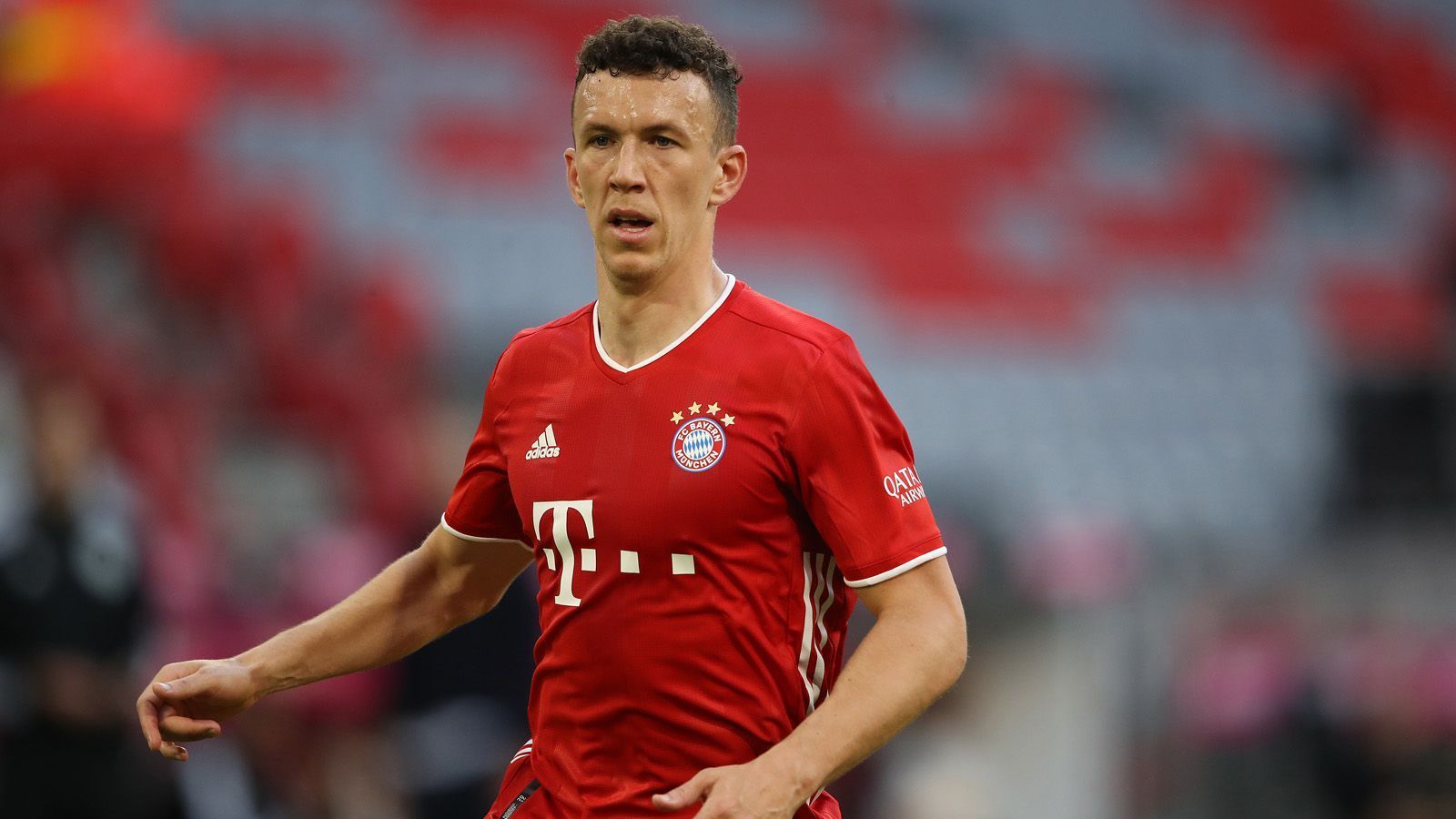 
                <strong>Ivan Perisic</strong><br>
                Der Leihspieler wird in der 65. Minute für Coman eingewechselt und erweist sich als belebendes Element. In der 74. Minute bereitet er in exzellenter Manier eine Top-Chance für Lewandowski vor. Eine Minute später sucht er selber den Abschluss, scheitert aber an Hradecky. Seine Vorlage zum 4:1 war genial. ran-Note: 2
              