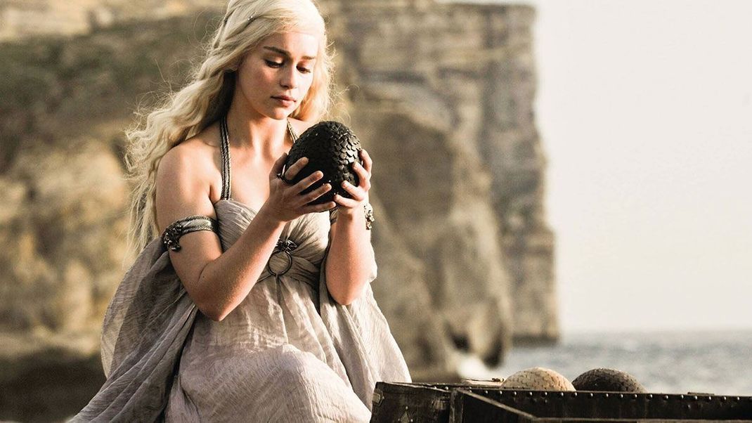 Die strohblonden Haare von Emilia Clarke als Daenerys Targaryen aus der HBO-Kultserie Game of Thrones sind derzeit total angesagt. Was den Trendfarbton "Oyster Grey" so besonders macht und wie du deine gefärbten Haare am besten pflegst, verraten wir dir im Beauty-Artikel. 