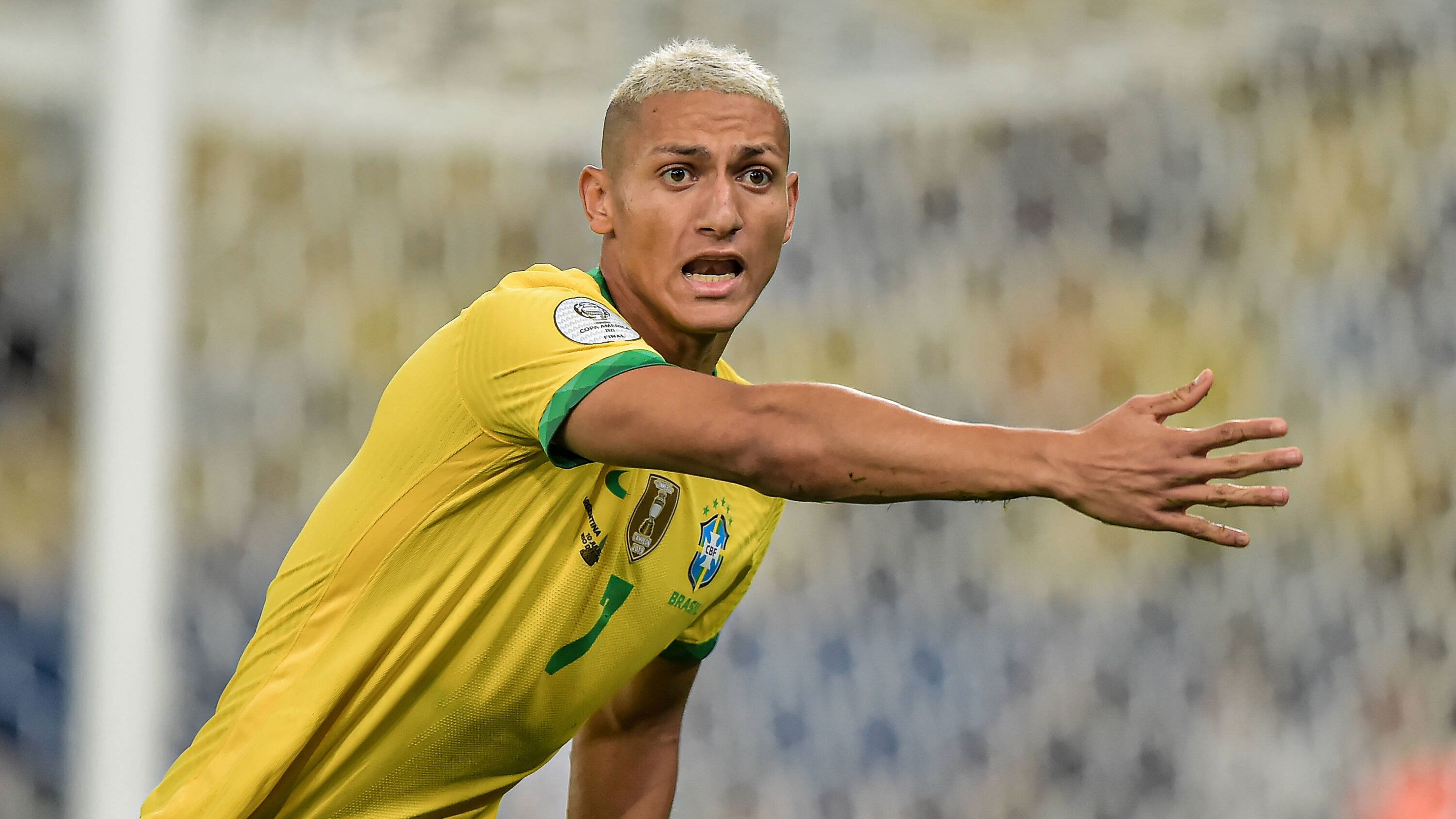 
                <strong>Angriff: Richarlison (FC Everton)</strong><br>
                Der Star der brasilianischen Offensive ist aber der Mann aus Everton. Vor drei Jahren wechselte er aus Watford für fast 40 Millionen dorthin, erzielte seither 42 Tore in 119 Spielen für die "Toffees". Experten rechneten schon im vergangenen Sommer mit einem Wechsel des Stürmers, doch auch in diesem Jahr bleibt ein Transfer bisher aus. Aktuell soll Real Madrid wohl die Fühler ausgestreckt haben - es wäre fast schon ein logischer Schritt.
              