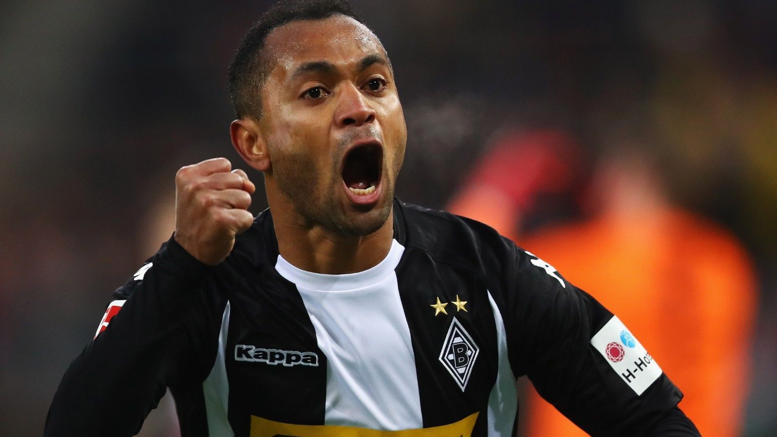 
                <strong>Zentrales Mittelfeld: Raffael</strong><br>
                Der "Maestro". Es gibt im aktuellen Gladbacher Kader wohl niemanden, der so mit der Kugel umgehen kann, wie der Brasilianer. Raffael kam 2013 zur Borussia, führte sie mit seinen Toren und seinem eleganten Spielstil in die Europa- und Champions League und bescherte den Fans unendlich viele, schöne Momente. Mit seinen 35 Jahren gehört "Papi", wie er von seinen Teamkollegen aufgrund seiner vier Kinder liebevoll genannt wird, mittlerweile zu den Oldies im Kader und bekommt entsprechend nicht mehr all zu viele Spielanteile. Dennoch wissen alle in und um den Borussia-Park, was der brasilianische Künstler in den vergangenen Jahren alles für die "Fohlenelf" geleistet hat.
              