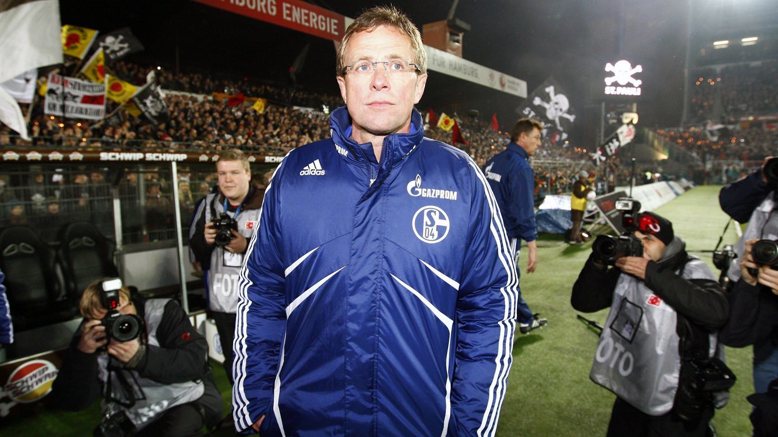 
                <strong>Ralf Rangnick 2011</strong><br>
                Bundesliga-Debüt als Schalke-Trainer: 1. April 2011 - Begegnung: FC St. Pauli - FC Schalke 04 0:2
              