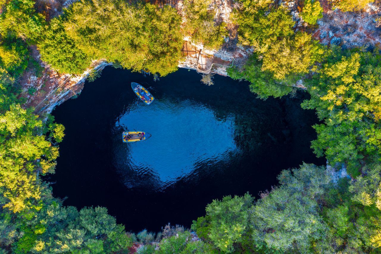 Am Ausgang des Golfs von Patras wird's unterirdisch - schön. Genauer gesagt, auf der Insel Kefalonia, wo sich die Melissani-Höhle befindet. Besucher:innen können sich per Ruderboot durch die Tropfsteinhöhle schippern lassen, der See in der Grotte war in der Antike eine Kultstätte. Kultur-Fans sollten einen Abstecher nach Argostoli machen. Der Hauptort verfügt über eine Philharmonie und ein Theater, und am Vallianos-Platz find