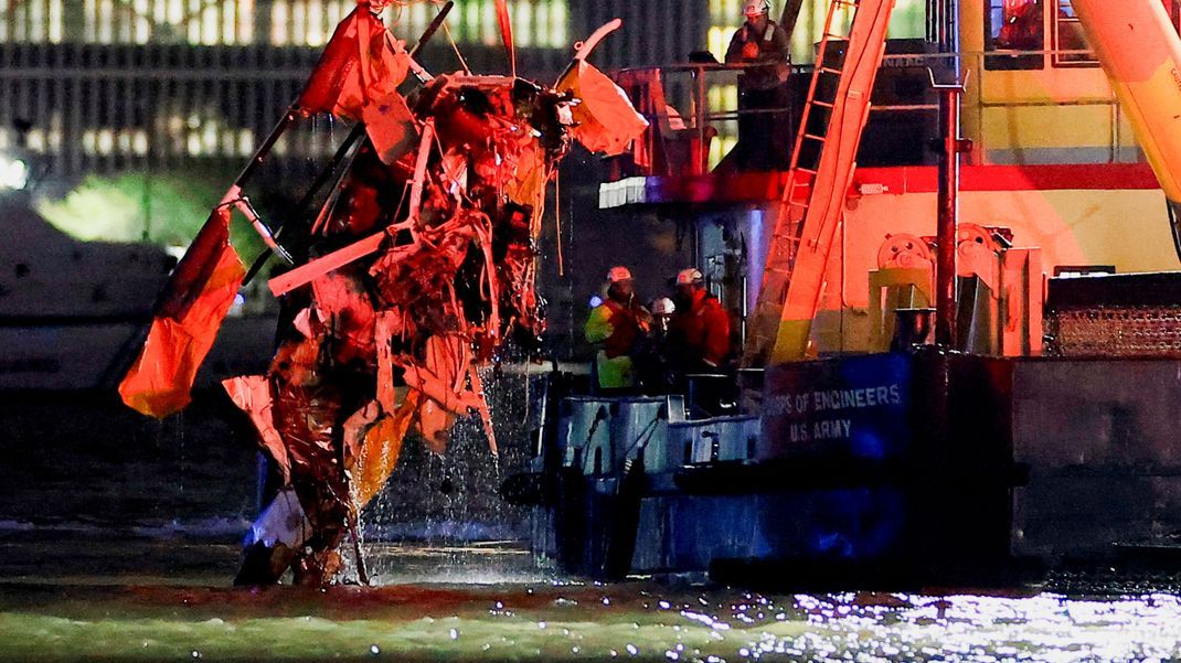 Rettungskräfte in New York bergen das Wrack des Helikopters