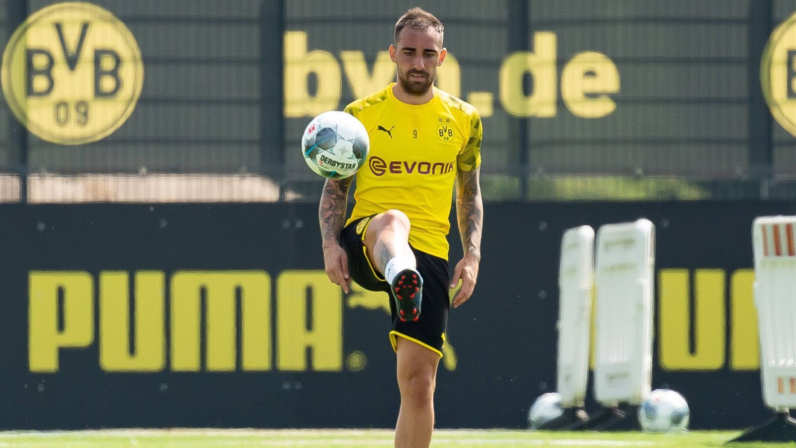 
                <strong>Paco Alcacer</strong><br>
                Alter: 25Marktwert: 37 Millionen EuroGehalt: 7 Millionen Euro
              