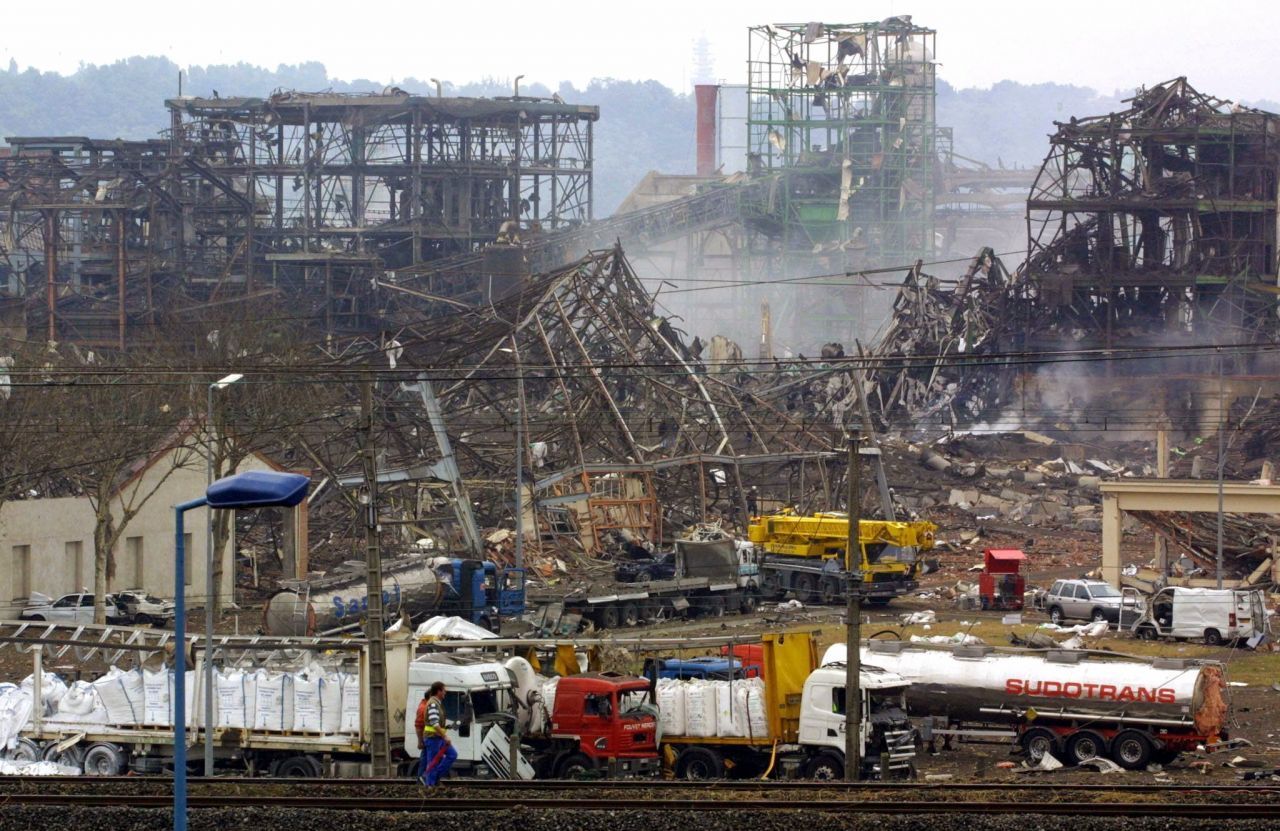 2001, Frankreich: Bei der Explosion einer Halle einer Düngemittelfabrik in Toulouse starben 31 Menschen.
