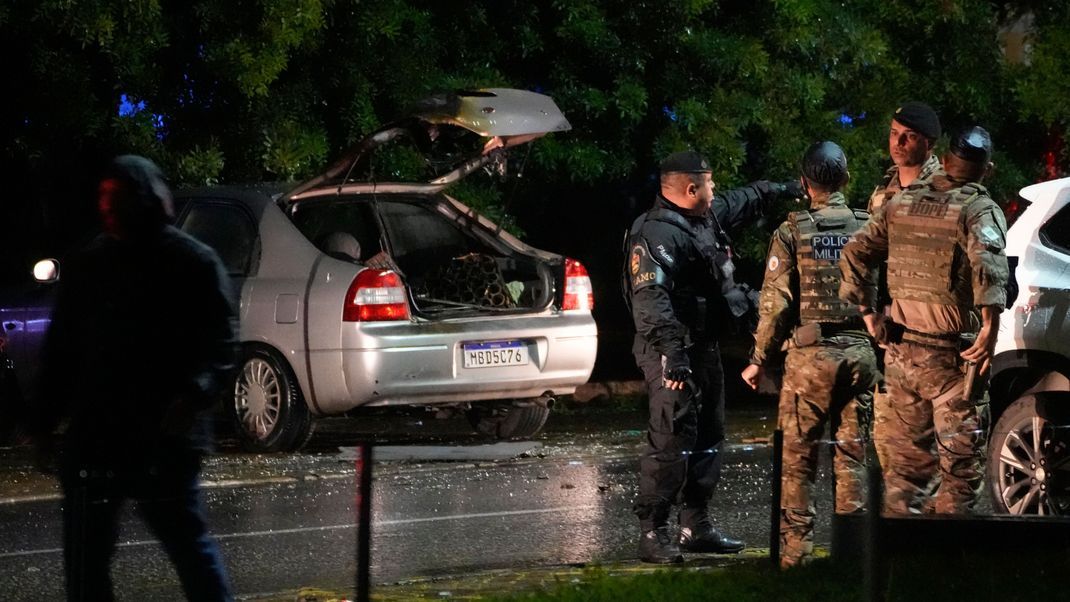 Die Polizei inspiziert ein Fahrzeug vor dem Obersten Gerichtshof in Brasília nach einer Explosion.