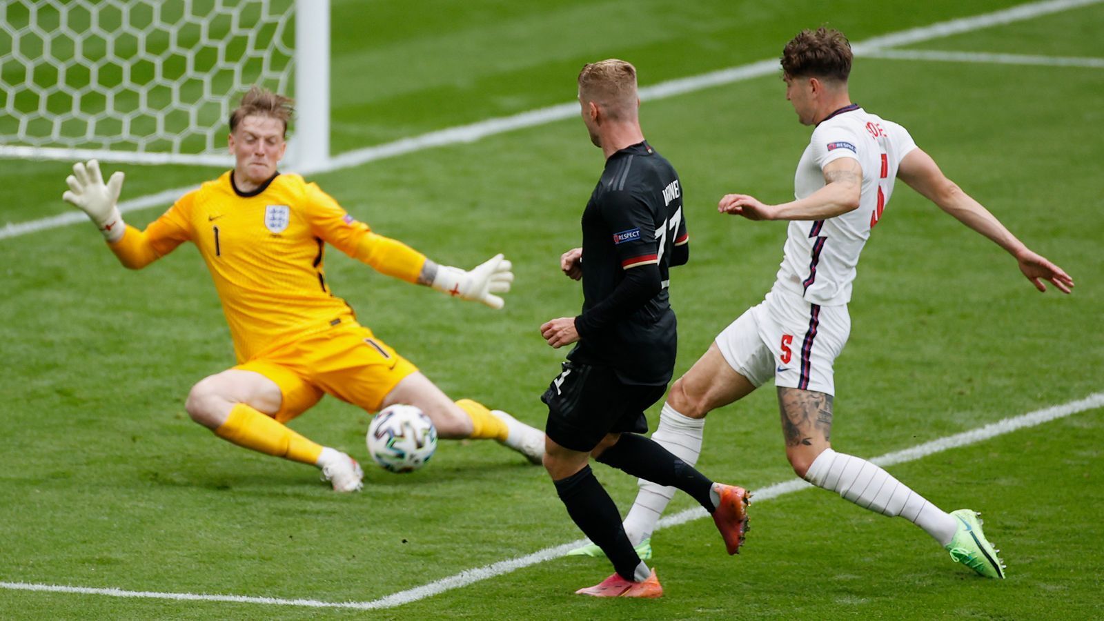 
                <strong>Jordan Pickford (England)</strong><br>
                Ohne auch nur ein einziges Gegentor zu kassieren führte der 27-Jährige seine Mannschaft ins Halbfinale. Herausragende Reflexe wie gegen den Schotten Stephen O'Donnell, Timo Werner oder Kai Havertz haben Pickford auf dem Weg dorthin zum besten EM-Torhüter aller Zeiten gemacht. Fünf Spiele in Folge ohne Gegentor hatte bei diesem Turnier zuvor niemand geschafft. Den alten Rekord von Manuel Neuer (vier Spiele in 2016) nahm Pickford quasi im Vorbeigehen mit. Denn der Fokus liegt auf dem ganz großen Ziel: Der erste Titel seit 1966 soll her.
              