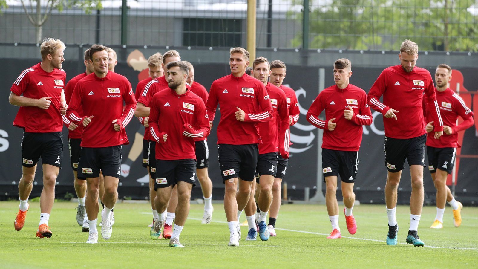 
                <strong>Platz 18: Union Berlin</strong><br>
                Durchschnittsalter: 26,5 JahreJüngster Spieler: Fabio Schneider (18 Jahre)Ältester Spieler: Christian Gentner (35 Jahre)
              