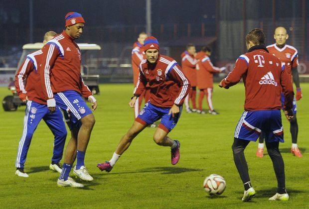 
                <strong>Endlich wieder Kreis</strong><br>
                Das ist ein bekanntes Spielchen. 5-gegen-2 oder wie die Fußballer immer sagen: ein Kreis. Wieder mit dabei und gleich in vollem Einsatz: Holger Badstuber.
              