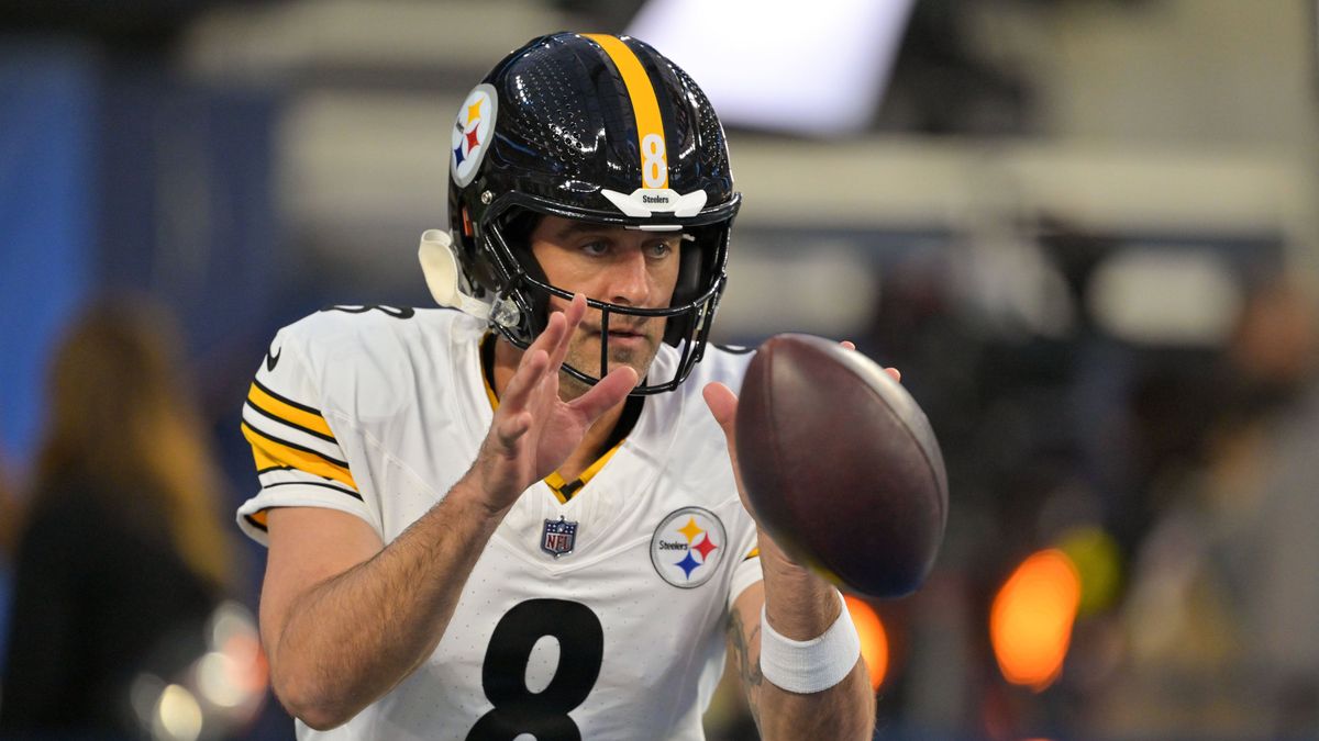 NFL, American Football Herren, USA Pittsburgh Steelers at Los Angeles Chargers Nov 9, 2025; Inglewood, California, USA; Pittsburgh Steelers quarterback Aaron Rodgers (8) warms up before the game ag...