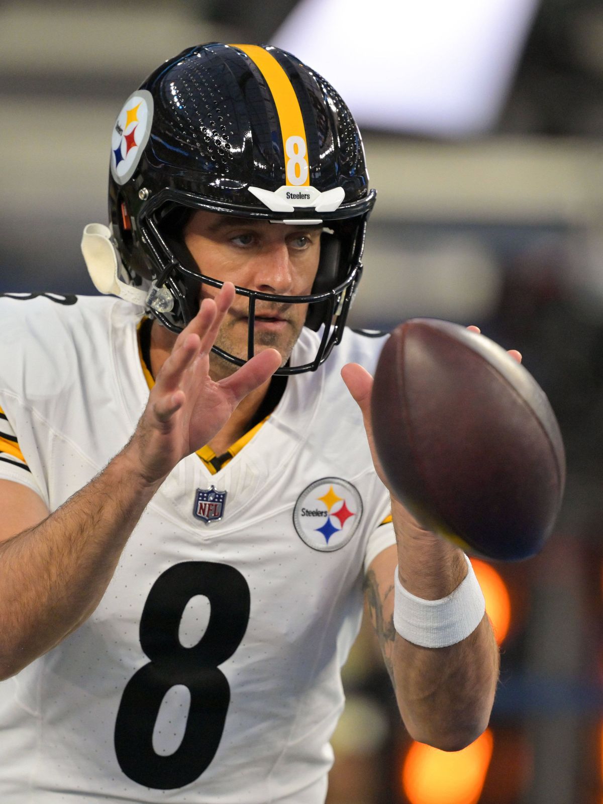 NFL, American Football Herren, USA Pittsburgh Steelers at Los Angeles Chargers Nov 9, 2025; Inglewood, California, USA; Pittsburgh Steelers quarterback Aaron Rodgers (8) warms up before the game ag...