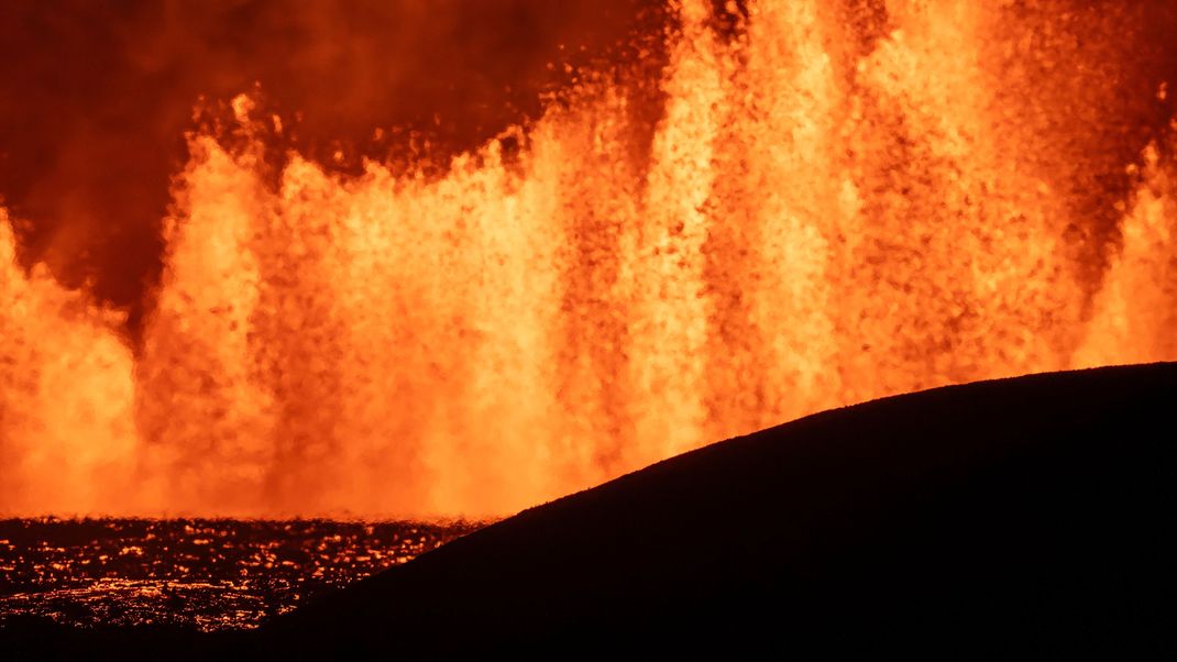 Blick auf Lavafontänen, die aus der neuen Eruptionsspalte am Vulkansystem Svartsengi in Island ausströmen. Der Spalt befindet sich 3 km nördlich von Grindavik.

So sprudelt die Lava auf Island aus dem Boden.