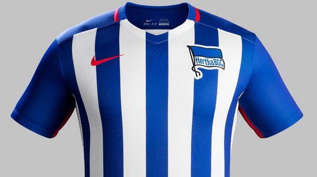 
                <strong>Das neue Heimtrikot von Hertha BSC</strong><br>
                Wenig Neues beim neuen Heimtrikot von Hertha BSC: Die Streifen sind etwas schmaler geworden, am Kragen gibt's jetzt kleine rote Einsätze. Wirklich auffällig dagegen: Die immer noch blanke Brust - den Berlinern fehlt nach wie vor ein Trikotsponsor.
              