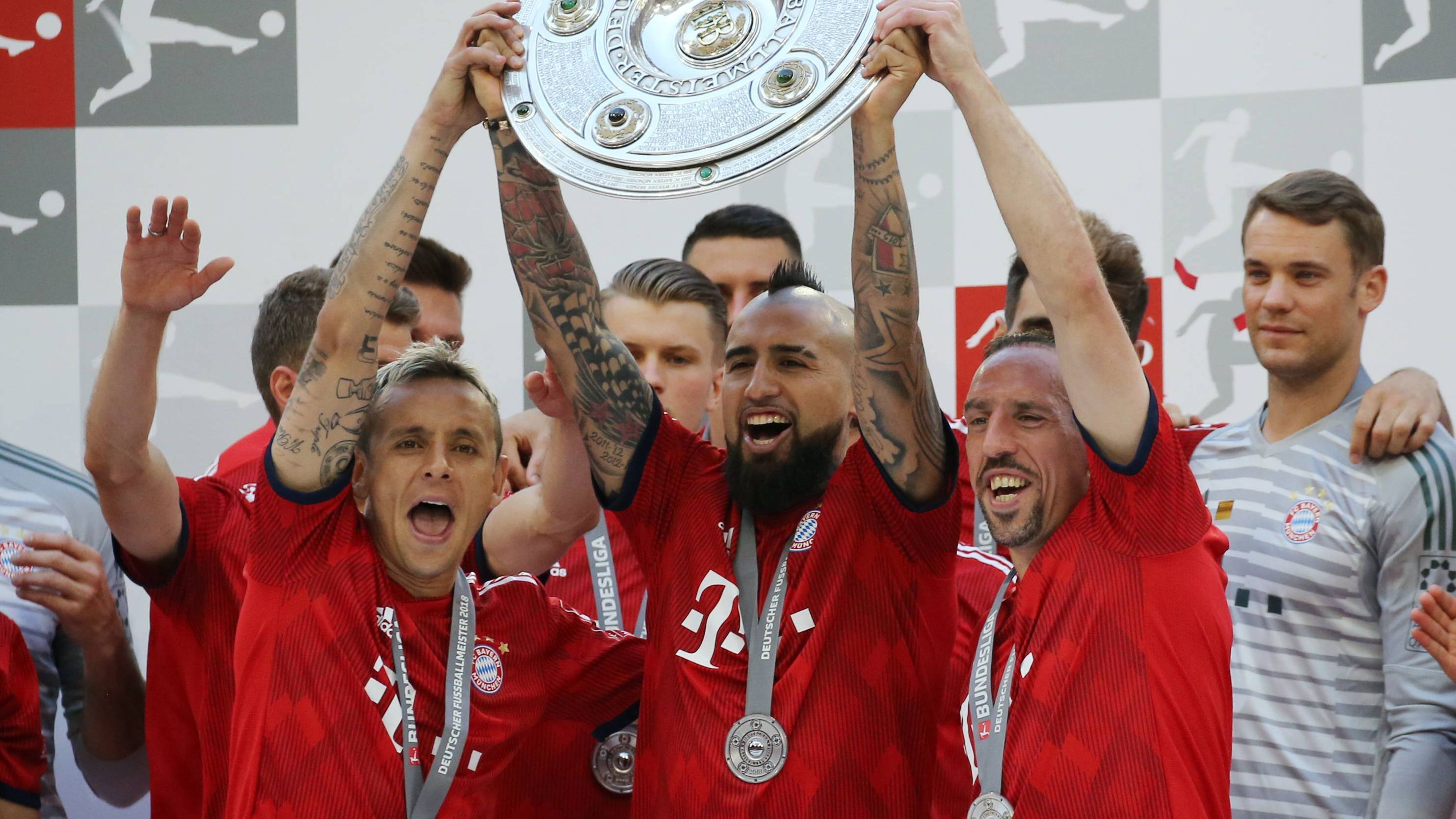 
                <strong>2017/18 FC Bayern</strong><br>
                In seiner letzten Saison holte Vidal zum dritten Mal in Folge die Meisterschale. Insgesamt bestritt der damals 31-Jährige 124 Pflichtspiele für die Roten.
              