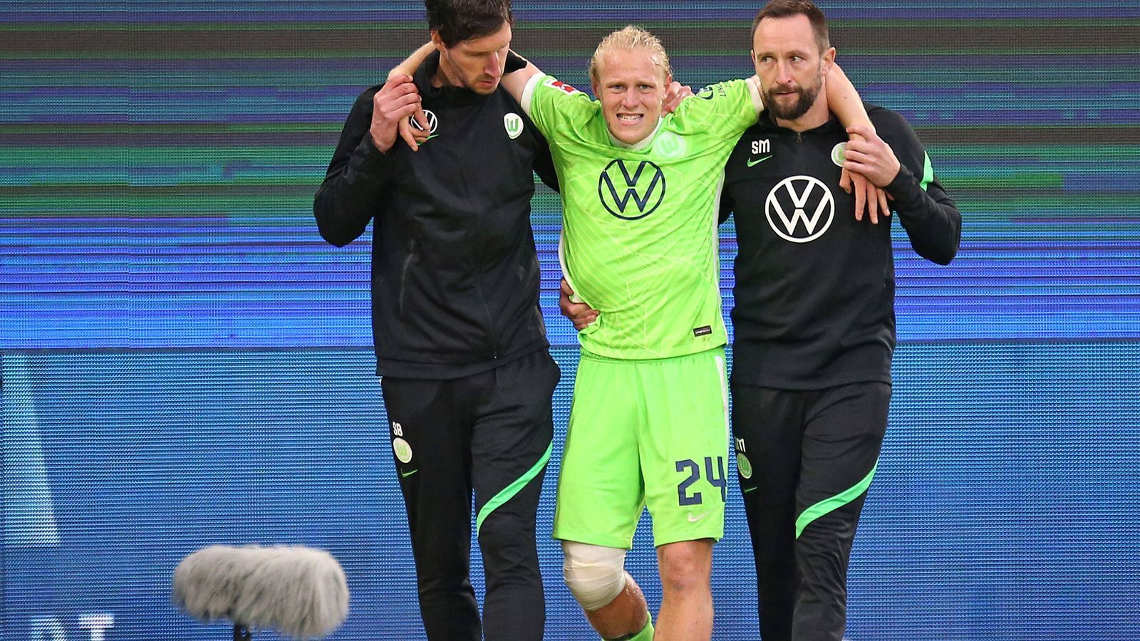 
                <strong>Xaver Schlager (VfL Wolfsburg)</strong><br>
                Einen bitteren Ausfall hat der VfL Wolfsburg unmittelbar vor Beginn der Champions-League-Gruppenphase zu beklagen. Der Österreicher Xaver Schlager zog sich zuletzt in der Bundesliga einen Kreuzbandriss zu, wird damit mindestens ein halbes Jahr ausfallen. Somit verzichteten die Niedersachsen darauf, den Mittelfeldspieler für die Gruppenphase der Champions League zu nominieren, da er während dieser aufgrund der Schwere der Verletzung ohnehin keine Rolle spielen kann.
              