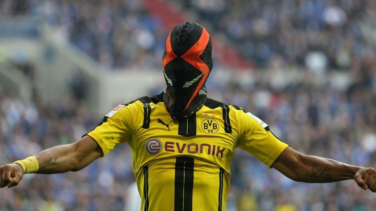 Aubameyang jubelte auch gegen S04 wieder mit einer Maske
