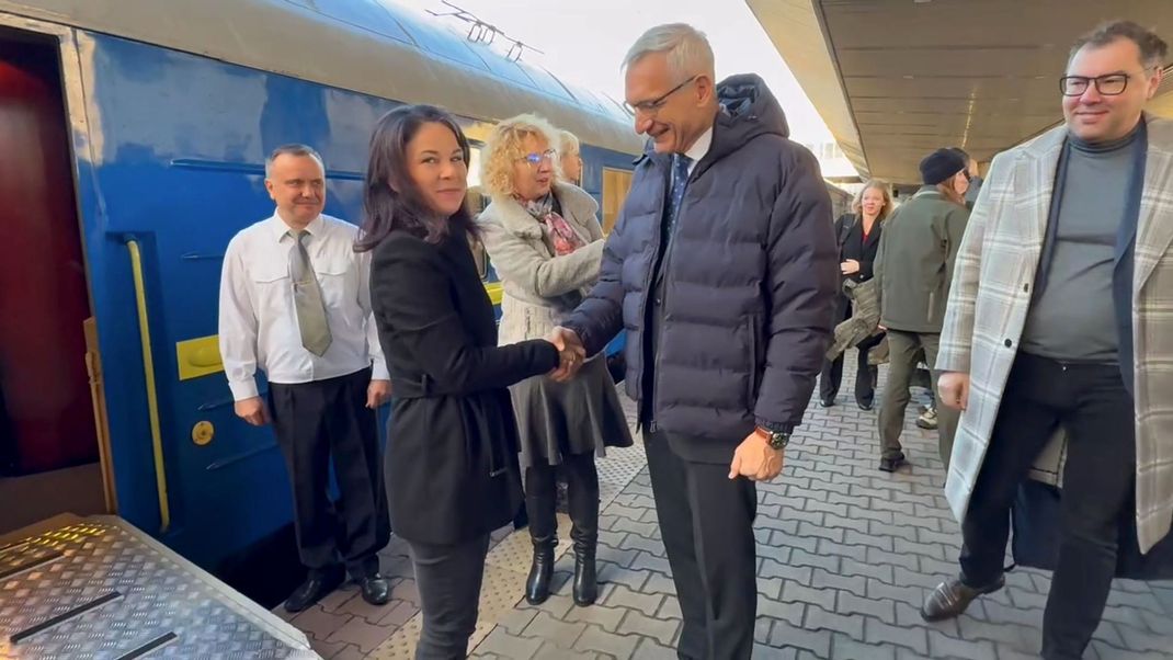 Der deutsche Botschafter in der Ukraine, Martin Jäger, begrüßt Außenministerin Baerbock in Kiew.