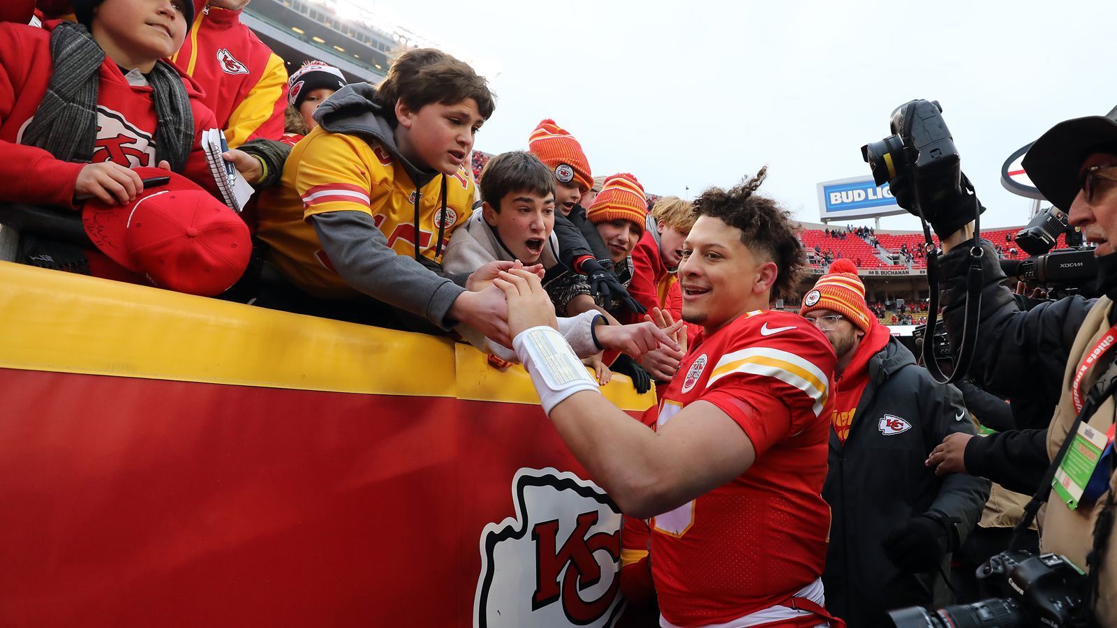 
                <strong>Patrick Mahomes' Gehalt 2021</strong><br>
                22.800.000 Dollar - Grundgehalt: 990.000 - Rosterbonus: 21.700.000 - Workout Bonus: 100.000
              