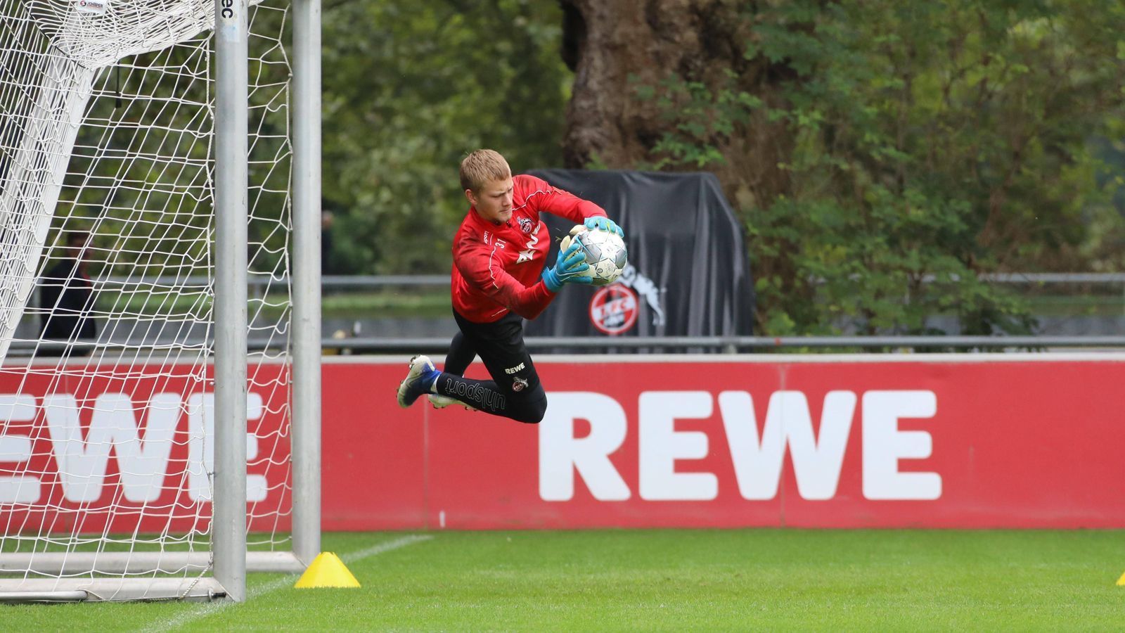 
                <strong>Brady Scott (1. FC Köln)</strong><br>
                Auch beim Aufsteiger Köln tummelt sich unter den Torhütern ein talentierter US-Amerikaner: Brady Scott. Die Rheinländer bauen den 20-jährigen Kalifornier seit seiner Verpflichtung im Sommer 2017 behutsam auf, derzeit ist der U23-Nationalspieler der USA als Torhüter von Kölns zweitem Team in der Regionalliga West eingeplant. Scotts Vertrag in Köln läuft noch bis 2021.
              