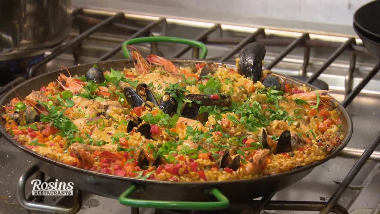 Klassische Paella mit frischen Meeresfrüchten und Hähnchenfleisch