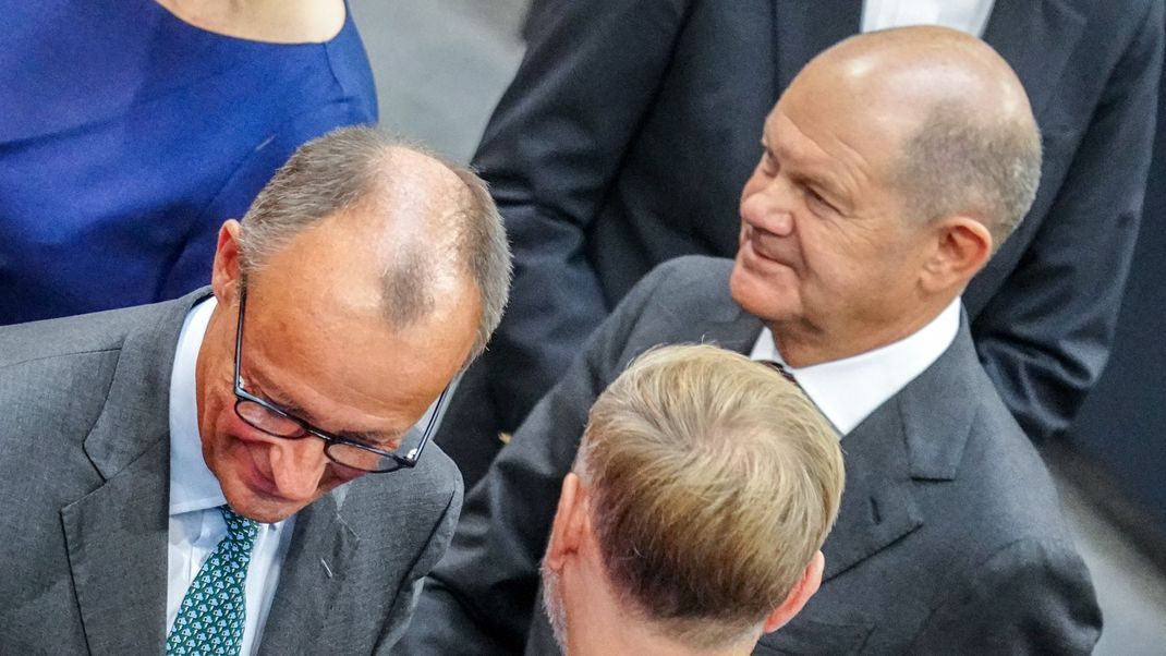 Friedrich Merz (l, CDU), CDU-Bundesvorsitzender und Unionsfraktionsvorsitzender, und Bundeskanzler Olaf Scholz (SPD)&nbsp;