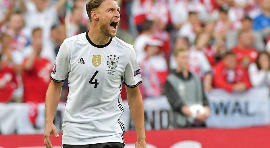 
                <strong>Benedikt Höwedes</strong><br>
                Benedikt Höwedes: Was für einen Unterschied doch ein paar Tage auf dem Trainingsplatz machen können. Die Abstimmung mit Boateng neben, und Müller vor ihm, war deutlich besser als noch im Auftaktspiel. ran-Note: 3
              