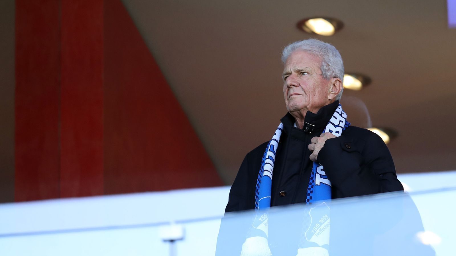 
                <strong>Hoppla Hopp</strong><br>
                Dietmar Hopp will die Chance in der neuen Saison nutzen, um den Ultras symbolisch die Hand zu reichen. Vor der Coronakrise war der Zoff zwischen dem Hoffenheim-Mäzen und einem Teil der Fans das große Thema. Um einen versöhnlichen Rahmen zu schaffen, wählt Hopp die Vorweihnachtszeit. Und das Heimspiel gegen RB Leipzig, vor dem er zu den Anhängern spricht. Anschließend äußert er sich lobend über die Gästefans, die sich angenehm zurückhielten. Wegen der immer noch geltenden Coronaregeln waren allerdings auch keine zugelassen.
              