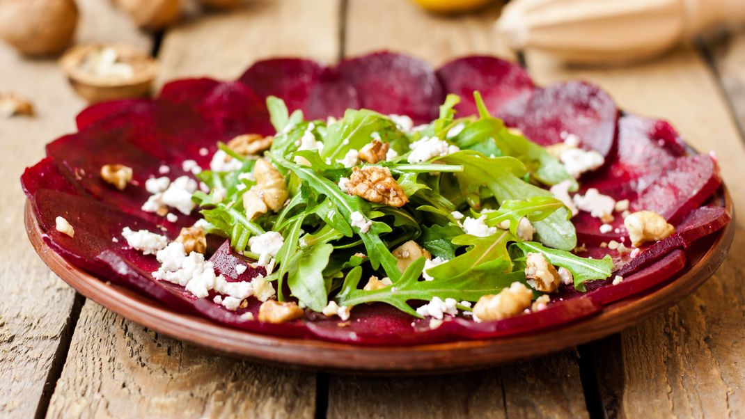 Ideal als Beilage, Vorspeise oder leichtes Abendessen: vegetarisches Rote Bete Carpaccio.