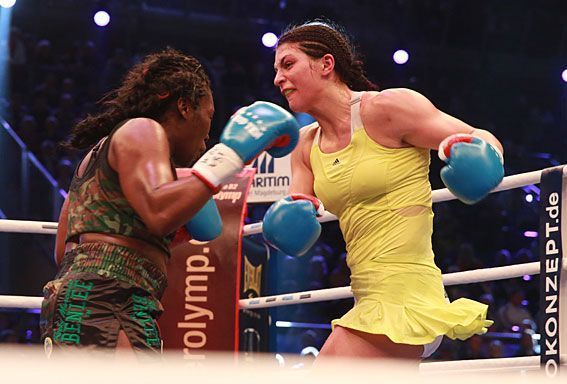 
                <strong>Christina Hammer vs. Jessica Balogun</strong><br>
                Doch am Ende setzte sich die amtierende Doppel-Weltmeisterin Hammer nach Punkten gegen eine durchweg tapfer kämpfende Balogun durch.
              