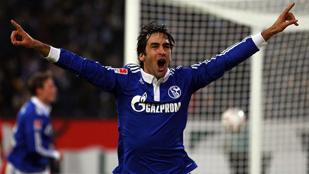 
                <strong>Als Schalke das letzte Mal gegen Bayern gewann, ...</strong><br>
                … brachte Raul ein wenig Glamour ins Ruhrgebiet. Der spanische Superstar war im Sommer 2010 von Real Madrid ablösefrei zum FC Schalke gewechselt und wurde in den folgenden zwei Jahren zum Publikumsliebling. 
              