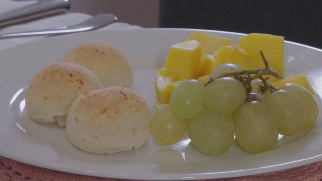 Solche Käse-Bällchen lieben die Brasilianer zum Frühstück.