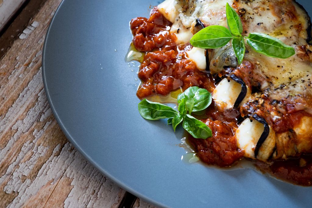 Auberginen-Röllchen mit Mozzarella: Herzhafter Rezept-Klassiker aus ...