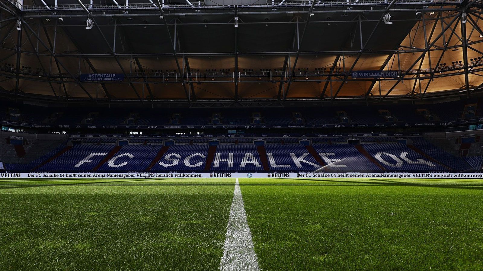 
                <strong>FC Schalke 04</strong><br>
                Stadion: Veltins-Arena (62.271 Plätze) - Zugelassene Fans am 4. Spieltag: 300* - Gegner: 1. FC Union Berlin - *Die 300 Tickets werden unter anderem an Mitarbeiter aus systemrelevanten Berufen verteilt.
              