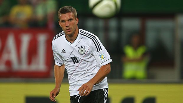 
                <strong>4. Platz: Lukas Podolski (48 Tore)</strong><br>
                Ohne ein A-Länderspiel wurde Podolski für die EM 2004 nominiert. Zehn Jahre später macht er gegen Australien sein 48. Tor, überholt auf einen Schlag Klinsmann und Völler. Hatte mit 27 Jahren schon 100 Länderspiele, steht mit 122 Einsätzen auf Platz drei der deutschen Rekordspieler. 
              