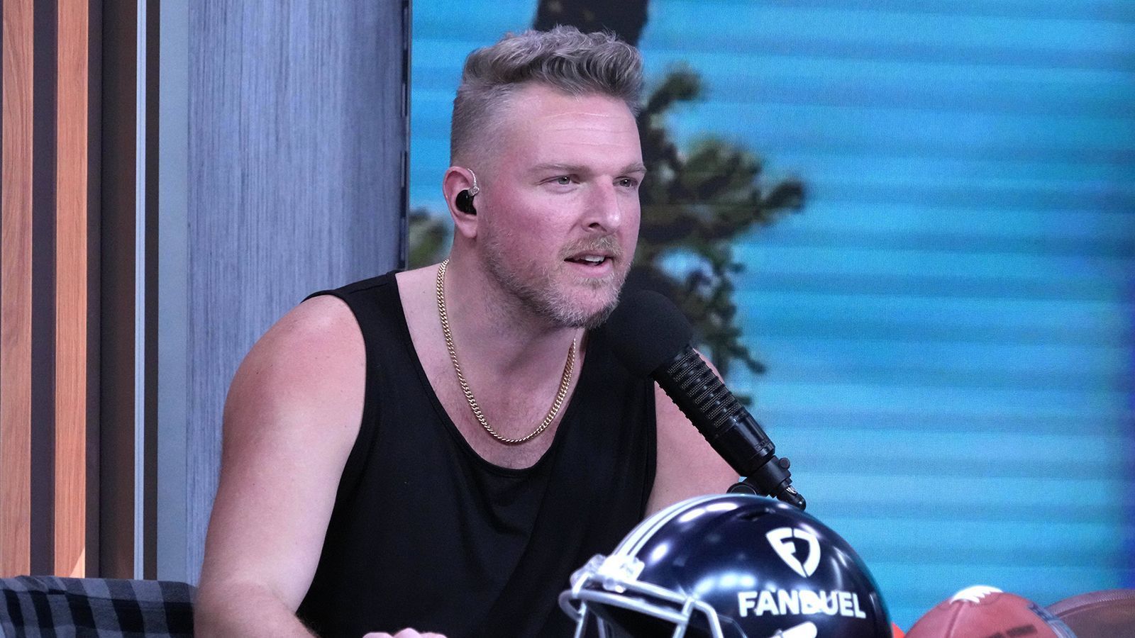 
                <strong>Pat McAfee</strong><br>
                Pat McAfee ist kein neues Gesicht in der TV-Landschaft. Der ehemalige Punter moderiert seit Jahren seine eigene Podcast-Show und trat in unterschiedlichen Rollen und Formaten bereits als Experte auf. Ein dauerhafter Platz in der Kommentatoren-Kabine würde für viel Unterhaltung sorgen und endlich einer Positionsgruppe mehr Liebe entgegenbringen: Den Special-Teams-Spielern. 
              