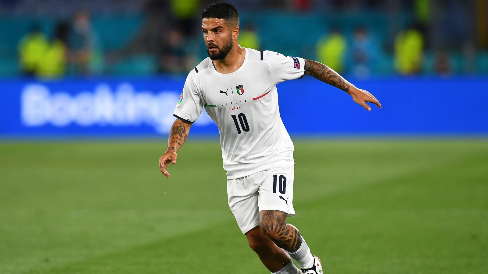 
                <strong>Lorenzo Insigne</strong><br>
                Ist während des Spiels der beste Mann auf dem Feld und vergibt in der 18. Minute die erste große Chance der Italiener. Insigne ist merklich bemüht, quirlig und versucht die Offensive durch seine Aktionen in Schwung zu bringen. Spielt einige gefährliche Steilpässe in den Raum und sucht bei Gelegenheit immer selbst den Abschluss. Macht in der 79. Minute aus kurzer Distanz das 3:0 und wird kurz danach durch Federico Chiesa ersetzt. ran-Note: 1 
              