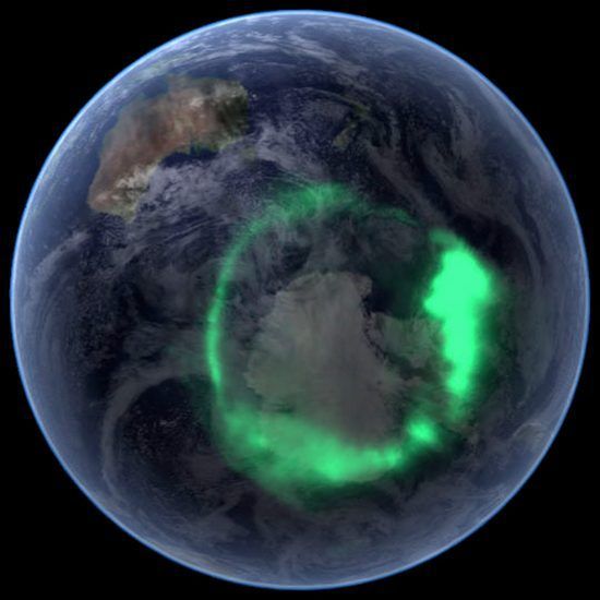 Dort gelingt es den geladenen Teilchen von der Sonne die Atmosphäre zu erreichen. Wie in einer Leuchtstoffröhre regen sie die Luftmoleküle an. Sie bilden dann über den Polen eine schimmernde, ringförmige Krone - die Polarlichter.