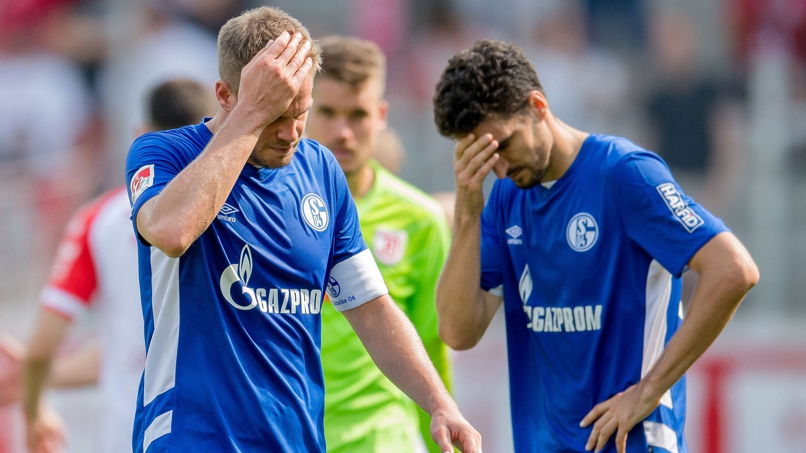 <strong>FC Schalke 04 - 2020/2021</strong><br>Am 30. Juni 2020 verlässt Aufsichtsratsvorsitzender Clemens Tönnies das sinkende Schiff und hinterlässt Schalke im Chaos. Nach vielen panischen Trainerwechseln, einer historischen Sieglos-Serie von 30 Spielen, steigt der Verein folgerichtig auf dem letzten Tabellenplatz in die 2. Bundesliga ab.