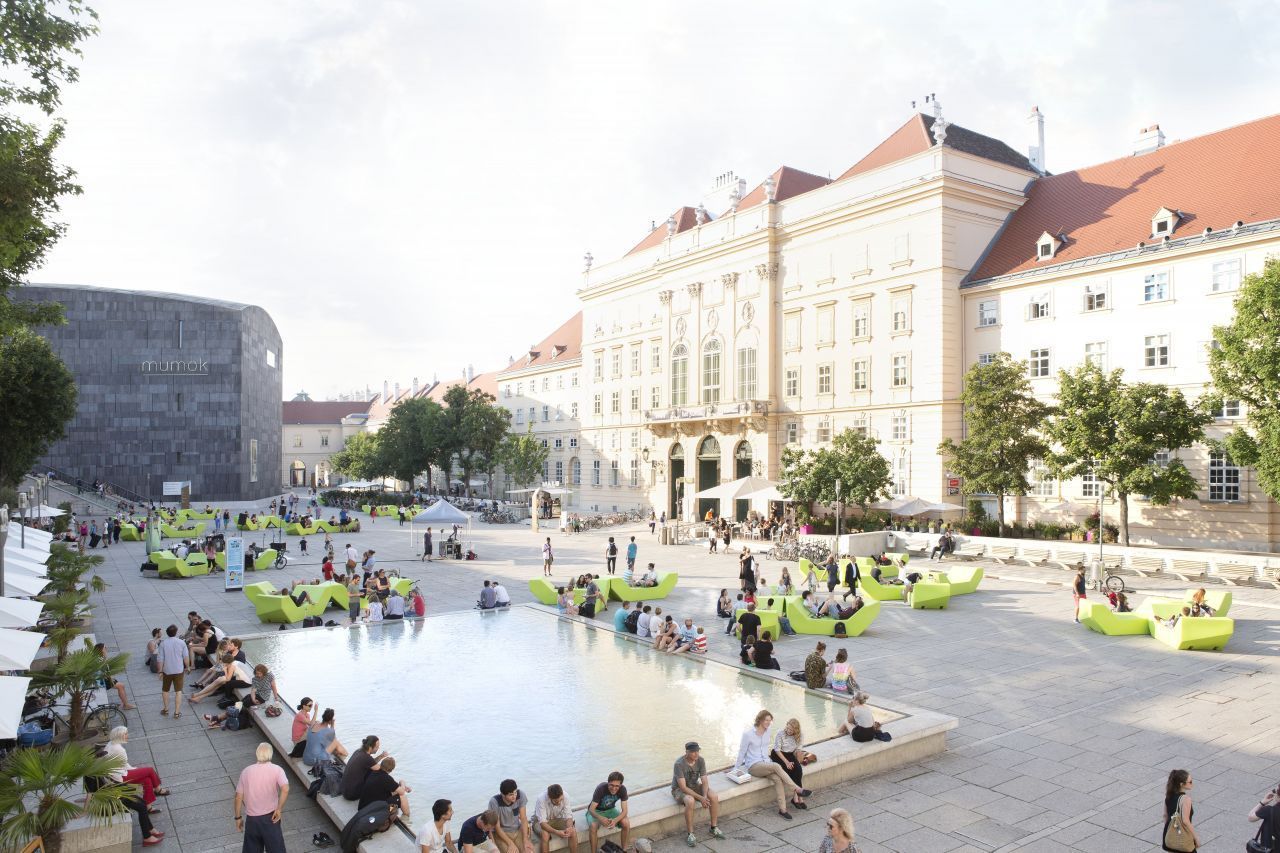 Das Museumsquartier erstreckt sich auf 90.000 Quadratmetern und ist damit eines der größten Kunst- und Kultur-Areale der Welt. In den ehemaligen kaiserlichen Hofstallungen reicht das Spektrum von Architektur über Mode und Musik bis Theater. Ein Besuch im MUMOK, das moderne Kunst beherbergt, gilt als must-do. Dazu gibt's Cafés und Shops. Chillen kann man auf den Hofmöbeln, die das MQ zum "Wohnzimmer der Stadt" machen.   