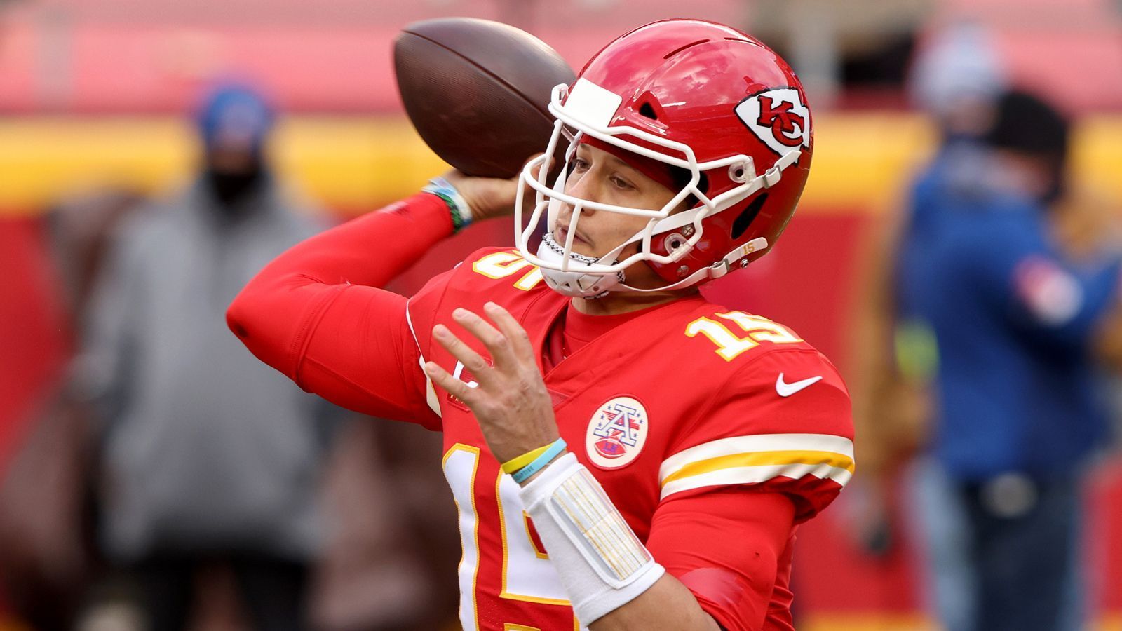 
                <strong>Divisional Round: Mahomes stellt zwei neue Bestmarken auf</strong><br>
                Patrick Mahomes hat sich in dieser Saison zwei weitere Bestmarken sichern können. So wird der Quarterback der Kansas City Chiefs nun von der NFL als Quarterback mit dem besten Passer Rating in der regulären Saison und in den Playoffs gelistet. Die Statistik der Regular Season führt er mit einem Wert von 108,7 vor Deshaun Watson (104,5) und Aaron Rodgers (103,9) an. Dort tauchte Mahomes erst jetzt auf, da nur Spieler mit mindestens 1500 Pässen aufgeführt werden. In den Playoffs liegt dieser Wert bei 150 Pässen, die Mahomes im Spiel gegen die Cleveland Browns knackte. Dort steht er mit einem Wert von 106,6 vor NFL-Legende Bart Starr (104,8), der diese Liste seit den 60ern anführte.
              