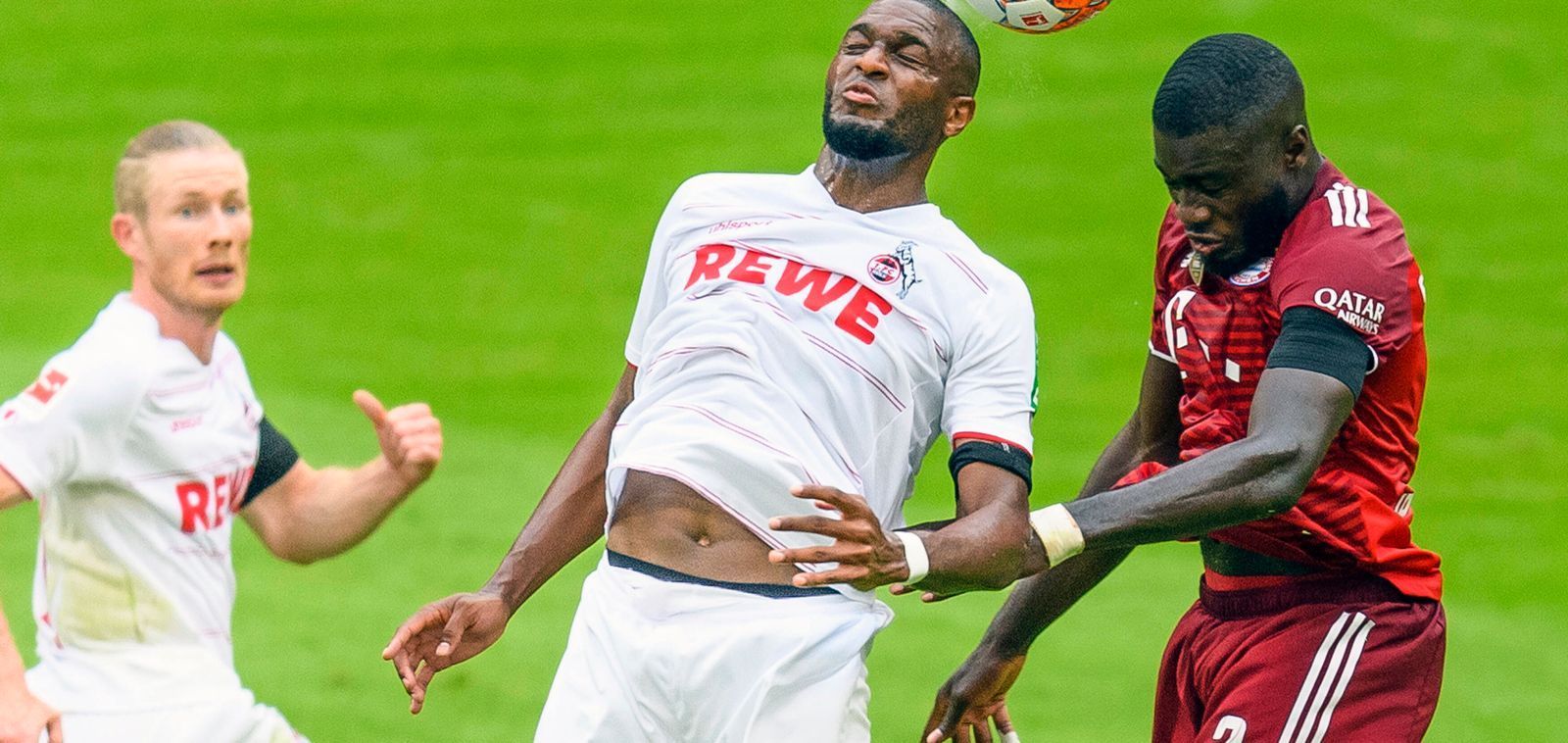 
                <strong>Dayot Upamecano</strong><br>
                Der Abwehrchef räumt im Strafraum sauber auf und besticht mit gutem Stellungsspiel. Am Ex-Leipziger gibt es lange Zeit kein Vorbeikommen, symptomatisch: Uth scheint einmal im Zweikampf vor ihm auf die Knie zu gehen. Das 2:2 des FC-Angreifers kann der Franzose dann aber auch nicht verhindern, weil er einen Schritt zu spät kommt. Insgesamt ein überzeugendes Heimdebüt. ran-Note: 2
              