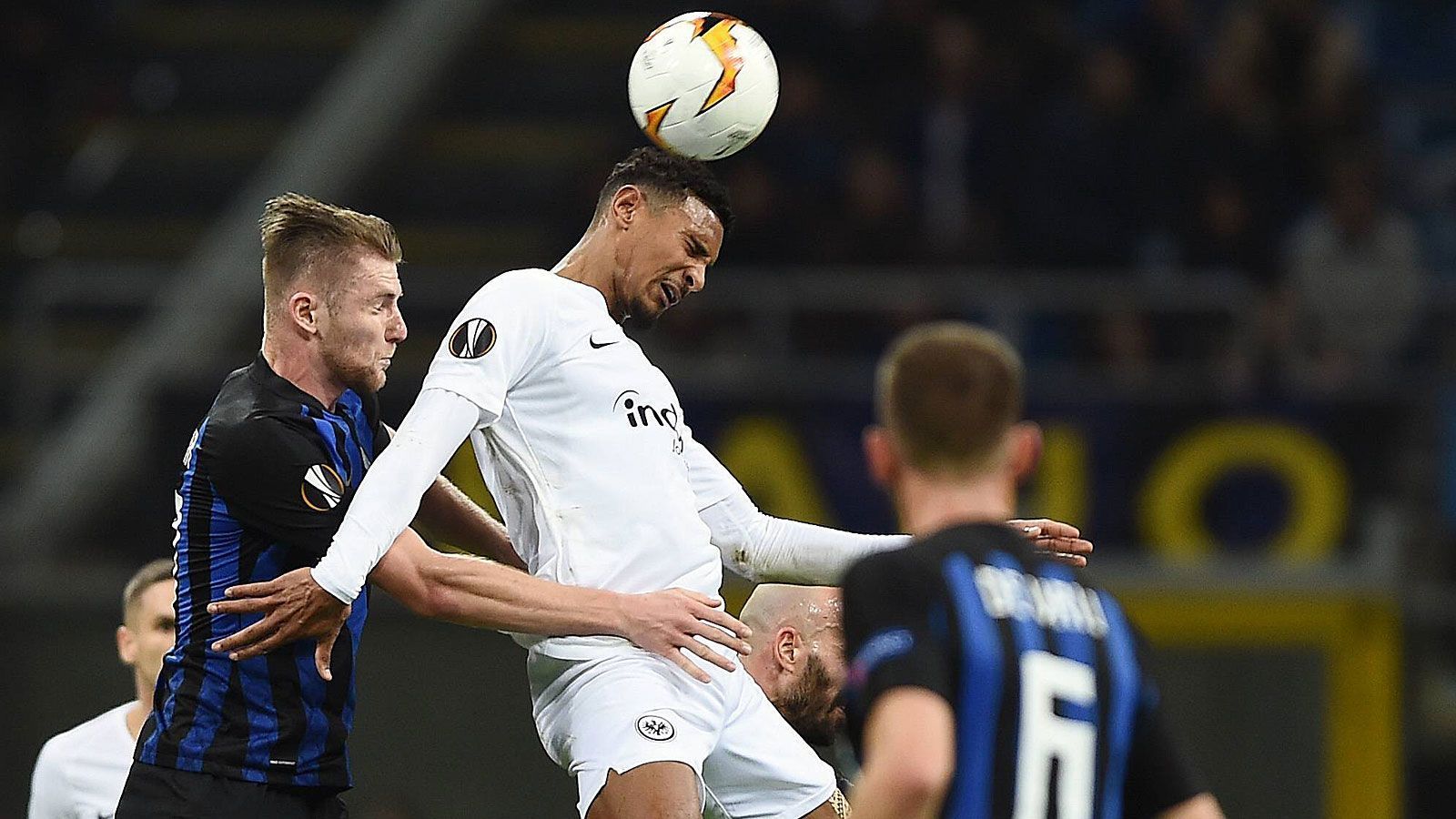 
                <strong>Sebastien Haller</strong><br>
                Nach dem Kostic-Schuss reaktionsschnell, aber ungenau – schoss den Abpraller an die Latte. Danach perfekte Bande: Lauerte immer auf den ersten Pass nach einer Frankfurter Balleroberung, bekam den Ball dann auch immer von seinen Mitspielern. War der erste Schalter im Frankfurter Umschaltspiel. Zeigte in der zweiten Hälfte lieber einen Übersteiger samt Abschluss, als den Ball weiterzuspielen. War ansonsten sehr uneigennützig. ran-Note: 2,5
              