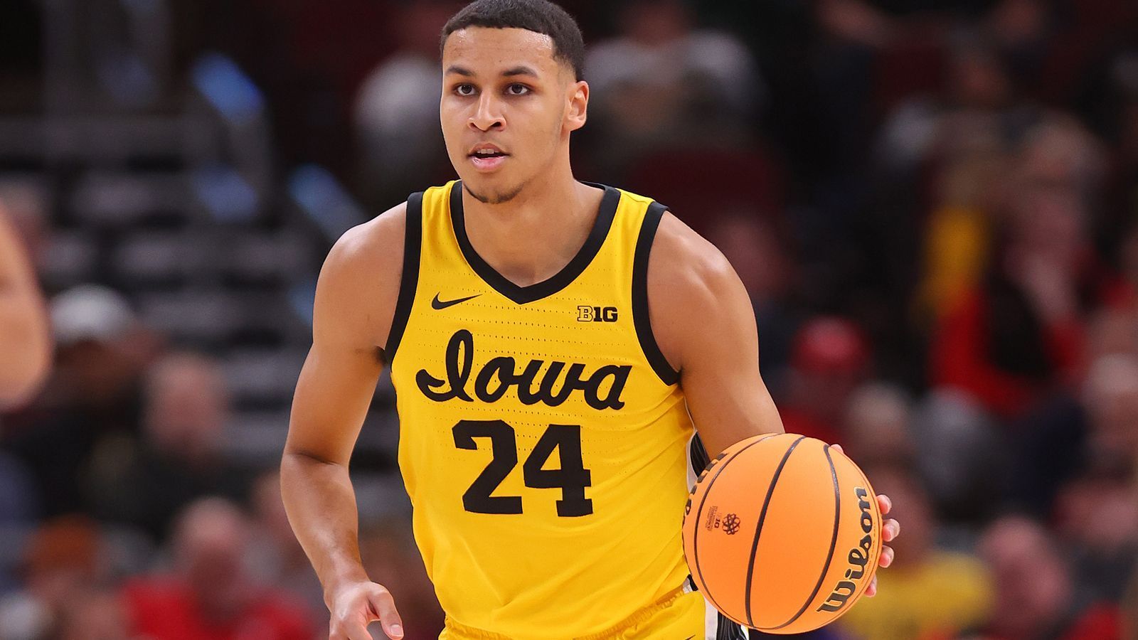 
                <strong>19. Pick: GOLDEN STATE WARRIORS Kris Murray (Forward, Iowa, 19. August 2000)</strong><br>
                Stats 22/23: 20,2 Punkte, 7,9 Rebounds, 2 Assists, Quoten: 48/34/73 (29 Spiele)In den vergangenen Jahren drafteten die Warriors tendenziell eher junge Spieler, das wäre Murray nicht – allerdings hat das Front Office der Dubs in Mike Dunleavy Jr. ja auch einen neuen Chef. Und Murray ist ein Typ, der schnell funktionieren könnte. Er ist als Schütze und Athlet etwa schwächer als sein Zwillingsbruder Keegan, der im Vorjahr an Position 4 gedraftet wurde, füllte dessen Rolle in Iowa aber sehr ansprechend aus.
              