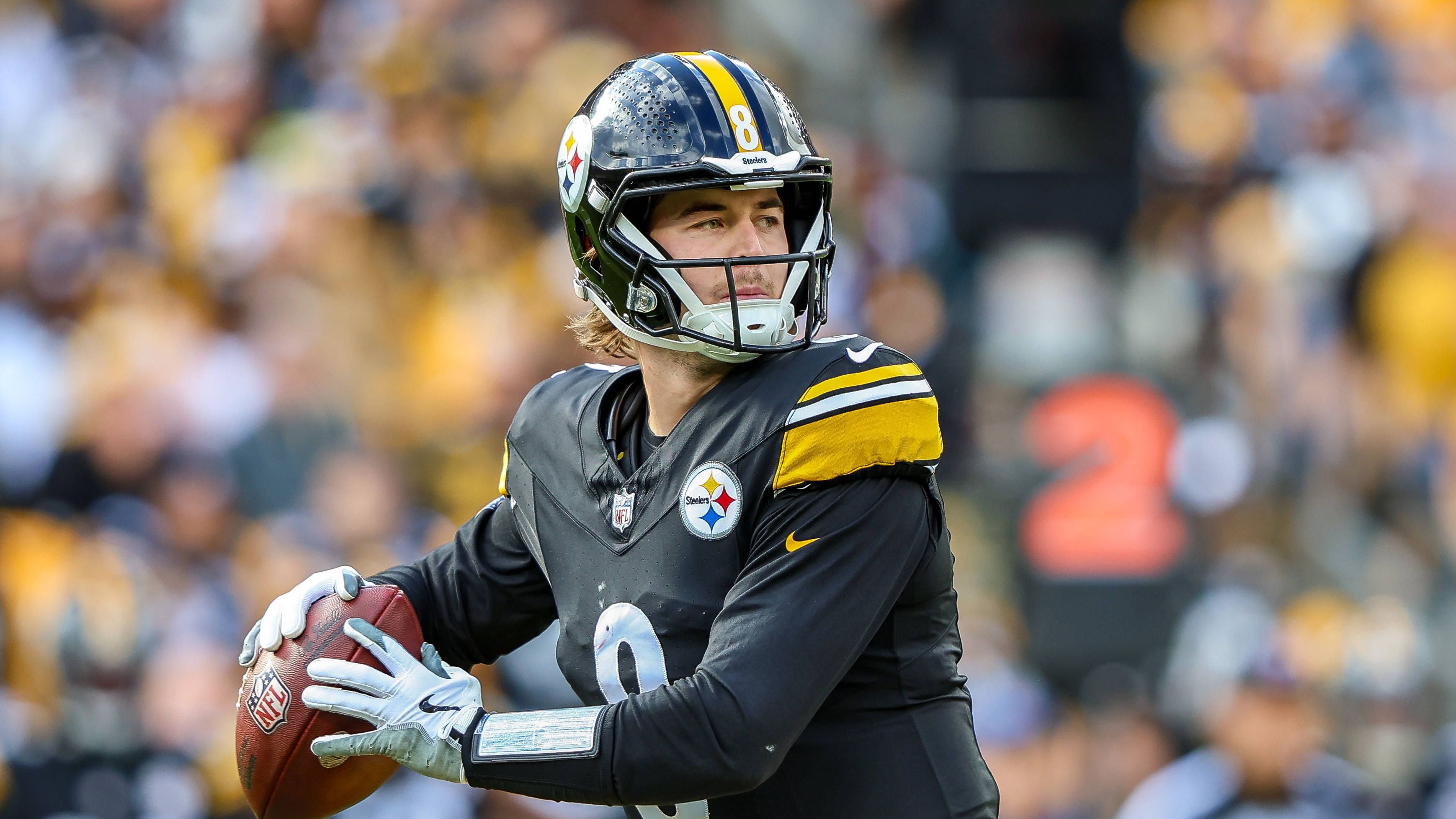 <strong>Verlierer: Quarterback der Pittsburgh Steelers zu sein</strong><br>Gegen die Buffalo Bills blieb der eigentliche Starting Quarterback Kenny Pickett (Foto) außen vor. Viel besser machte es sein Ersatz Mason Rudolph mit 2 Touchdowns und 1 Interception aber auch nicht. So bleibt es bei der bitteren Erkenntnis: Egal, wer gerade die Steelers-Offense anführt, er sieht meistens schlecht aus.