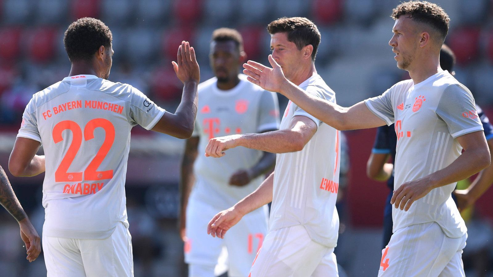 
                <strong>FC Bayern </strong><br>
                In der Bundesliga nach dem Restart über jeden Zweifel erhaben, wollen die Bayern nun nach dem Triple greifen. Ob die knapp zwei Wochen Urlaub, die Hansi Flick dem Team nach dem Pokalfinale gewährte, dabei ein Vor- oder Nachteil sind, muss sich noch zeigen. Sollten die Münchner jedoch an iihre Liga-Form anknüpfen können, ist ihnen viel zuzutrauen. Robert Lewandowski (2.v.r.) könnte dabei mit seiner Treffsicherheit ein wichtiger Faktor werden.
              