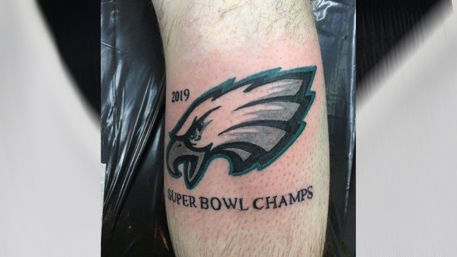 <strong>Eagles-Fan nach Titelgewinn zu optimistisch</strong><br>
                Was ein NFL-Titel so anrichten kann. Nach dem Sieg im Super Bowl LII sagte dieser Fan gleich mal den Doppelschlag voraus. Tja, weit gefehlt: SB-MVP Nick Foles führte die "Birds" zwar auf den letzten Drücker erneut in die Playoffs, doch in der Divisional Round beendeten die New Orleans Saints mit einem 20:14 die Träume von der Titelverteidigung.
