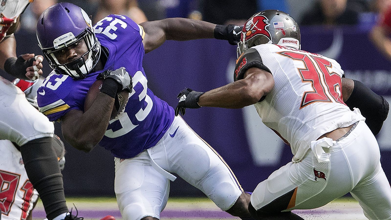 
                <strong>Woche 14: Minnesota Vikings at Tampa Bay Buccaneers </strong><br>
                Eine ähnliche Ausgangslange herrscht in der NFC beim Duell zwischen den Minnesota Vikings und den Tampa Bay Buccaneers (Sonntag ab 18 Uhr live auf ProSieben MAXX und auf ran.de). Zwar werden die Teams in der NFC weniger Siege für eine Playoff-Teilnahme benötigen, jedoch mischen noch genug andere Franchises mit. Somit gilt es für die Bucs mit ihrer 7-5-Bilanz, ein kleines Polster zu schaffen. Die Vikings stehen mit 6-6 aktuell auf einer Stufe mit den Arizona Cardinals. Die New York Giants, die San Francisco 49ers, die Chicago Bears, Detroit Lions, und das Washington Football Team haben nur einen Sieg weniger. Bei einer Niederlage der Vikings könnten sie also in das große weite Mittelfeld der Conference rutschen - ein Sieg gegen die Bucs würde also einiges vereinfachen. 
              