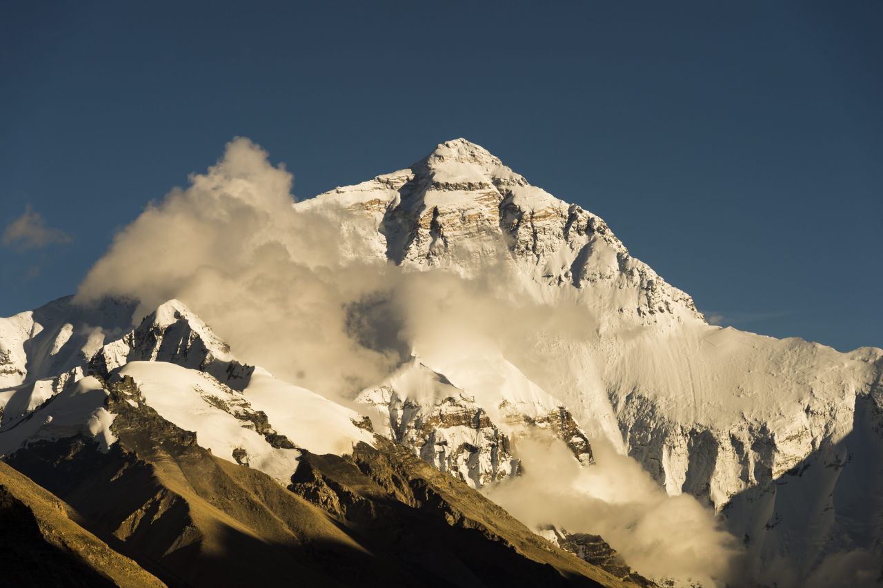 Der höchste Berg der Welt, der Mount Everest, liegt im Grenzgebiet von Nepal und Tibet. So sieht die Sicht auf den eindrucksvollen nördlichen Bergrücken aus. 