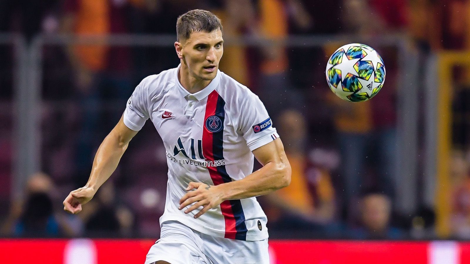 
                <strong>Thomas Meunier (Paris SG)</strong><br>
                Thomas Meunier wechselte im Juli 2016 für sechs Millionen Euro vom belgischen Spitzenklub FC Brügge an die Seine. Vor dieser Saison soll der belgische Nationalspieler von Paris St. Germain bei europäischen Topklubs wie Juventus Turin, dem FC Arsenal und Manchester United im Gespräch gewesen sein. Zudem hätte er offenbar beim Premier-League-Klub FC Everton unterschreiben können, soll das Angebot aufgrund des schlechten Ligaabschneidens der "Toffees" mit Platz acht aber abgelehnt haben. Nun gilt Borussia Dortmund als klarer Favorit auf eine Verpflichtung des Rechtsverteidigers.
              